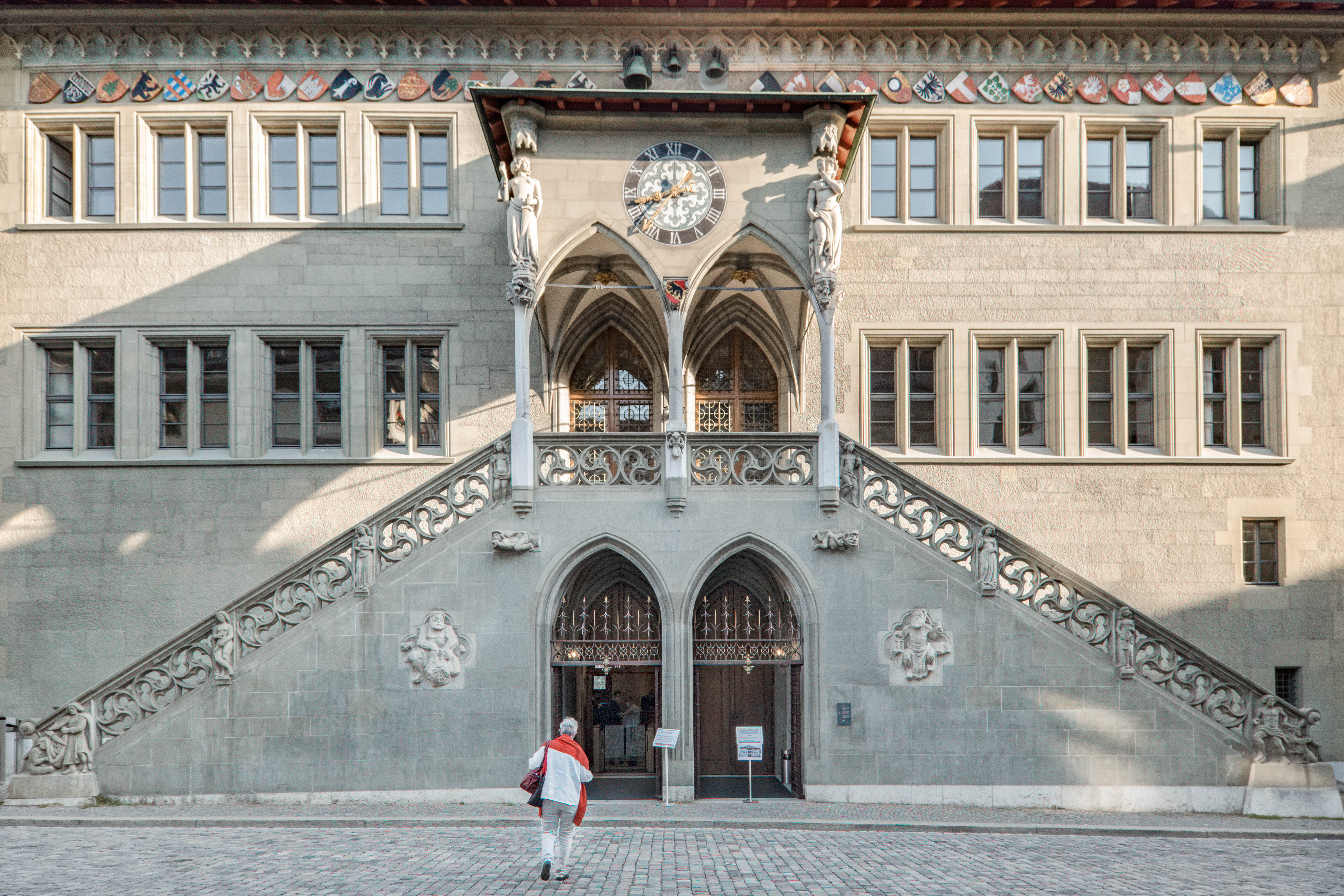Rathaus Bern, Sessionsbeginn Grossr Rat, Eintreffen der Grossrätinnen und Grossräte, September 2021; Bild: Susanne Goldschmid