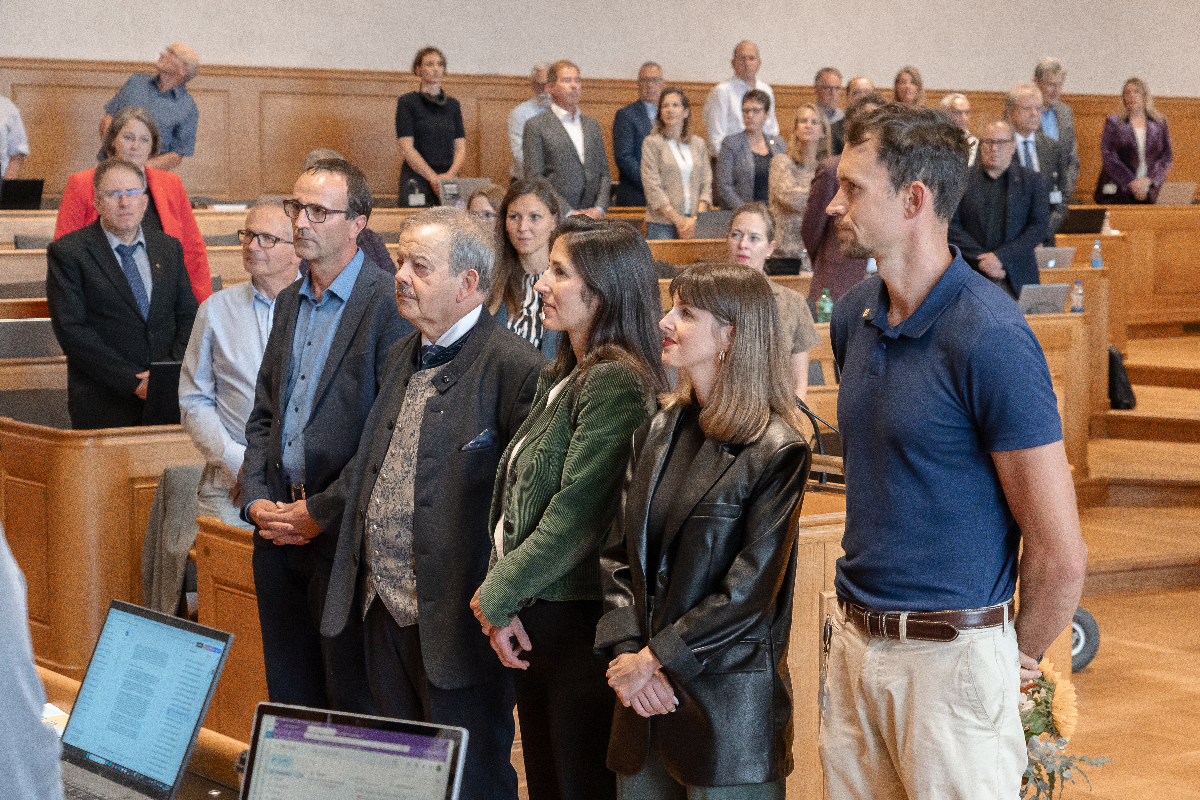 (de gauche à droite): Willy Schranz (UDF, Adelboden), René Maeder (Le Centre, Oberland), Milena Daphinoff (Le Centre, Berne), Valentina Achermann (PS, Berne) et Jann Fritz Bangerter (UDC, Bienne).  Foto: Kanton Bern